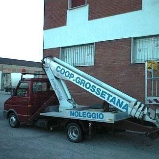 camion con gru parcheggiato