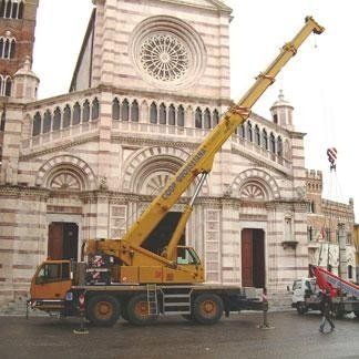 un autogru davanti a una chiesa