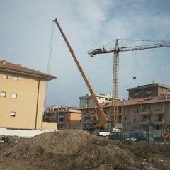 autogru in un cantiere