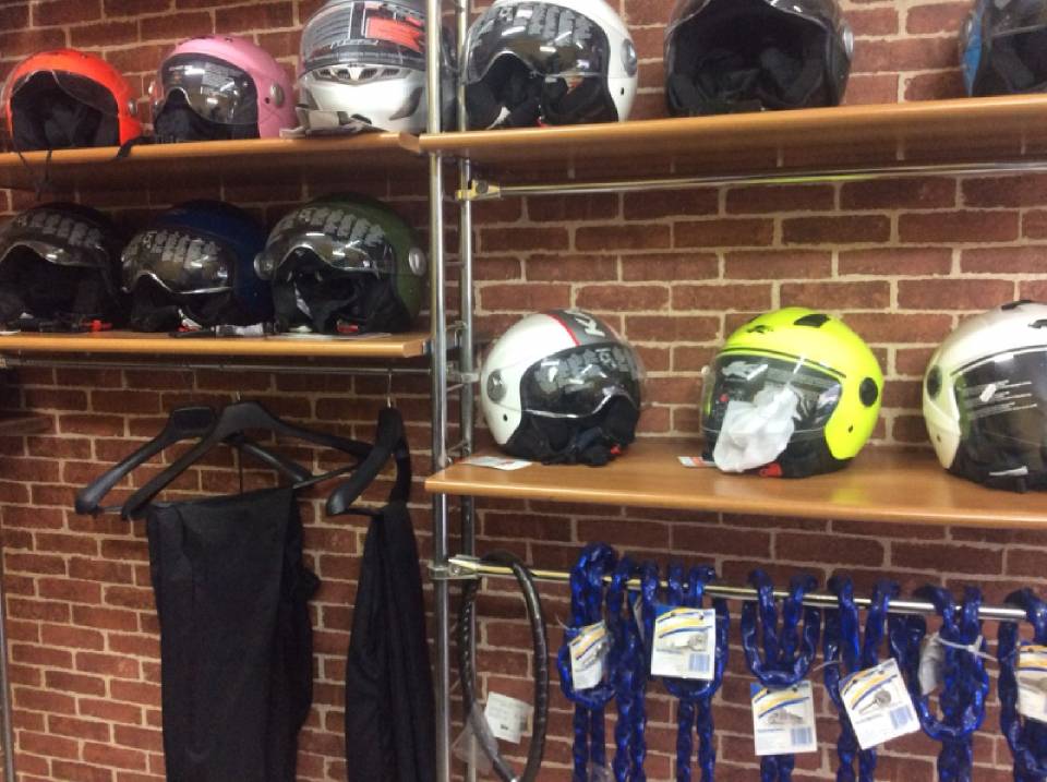 Esposizione caschi per moto