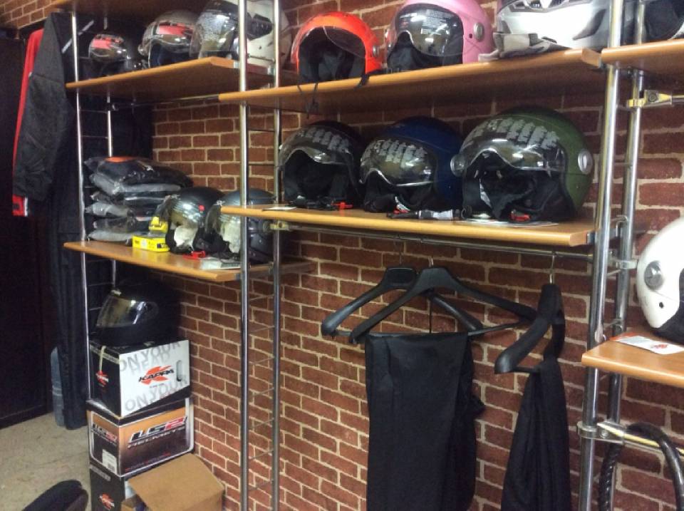Esposizione caschi e abbigliamento per moto