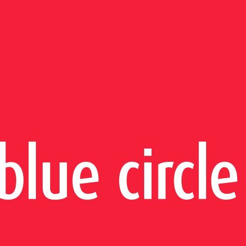 Rode achtergrond met grote witte tekst waarop 'blauwe cirkel' staat.