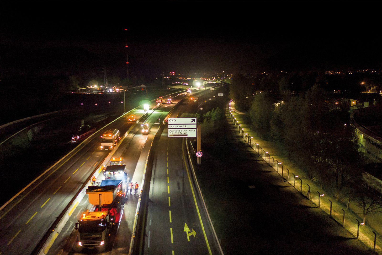 Une vue aérienne d'une autoroute la nuit