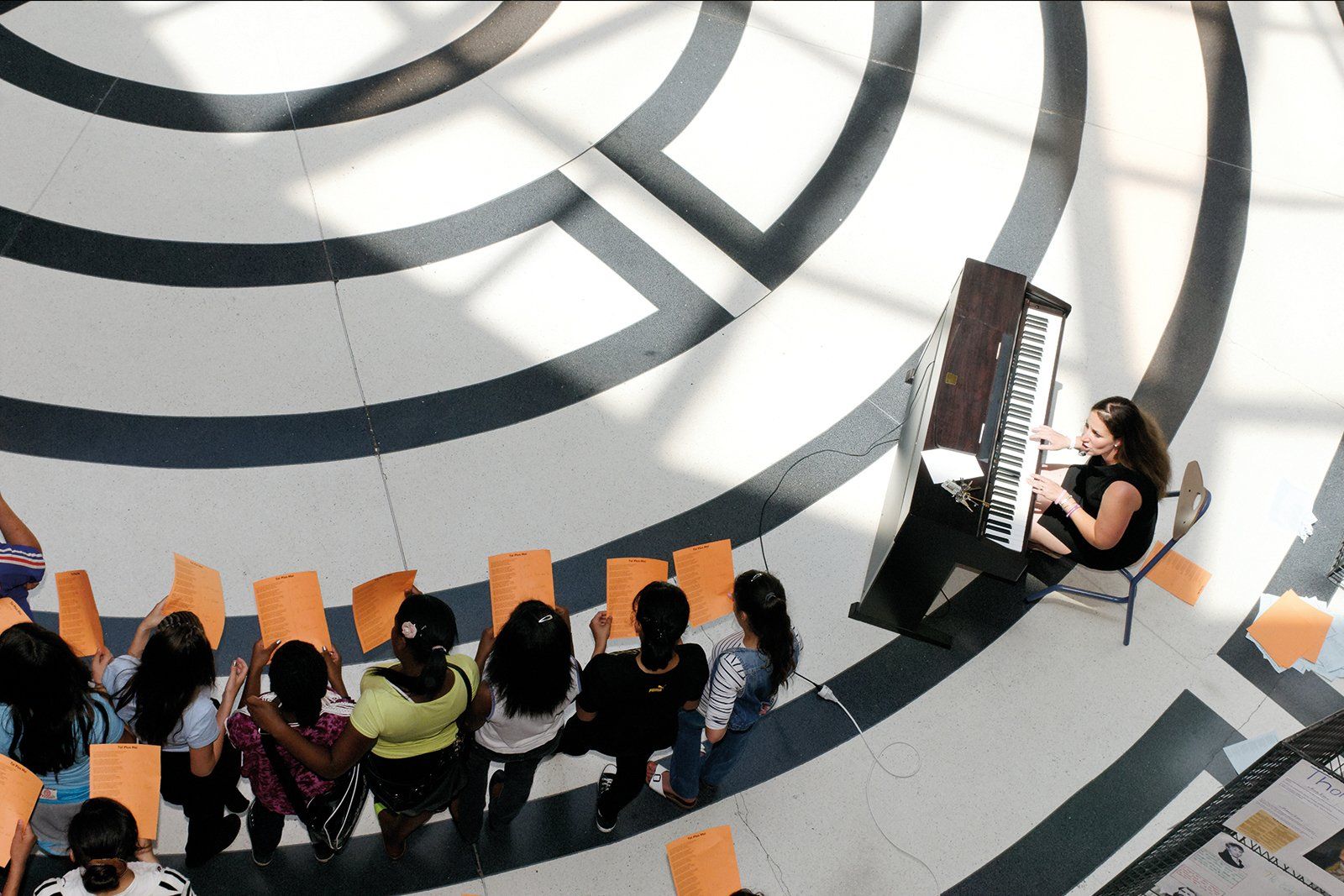 Une femme joue de l'orgue devant une foule de gens