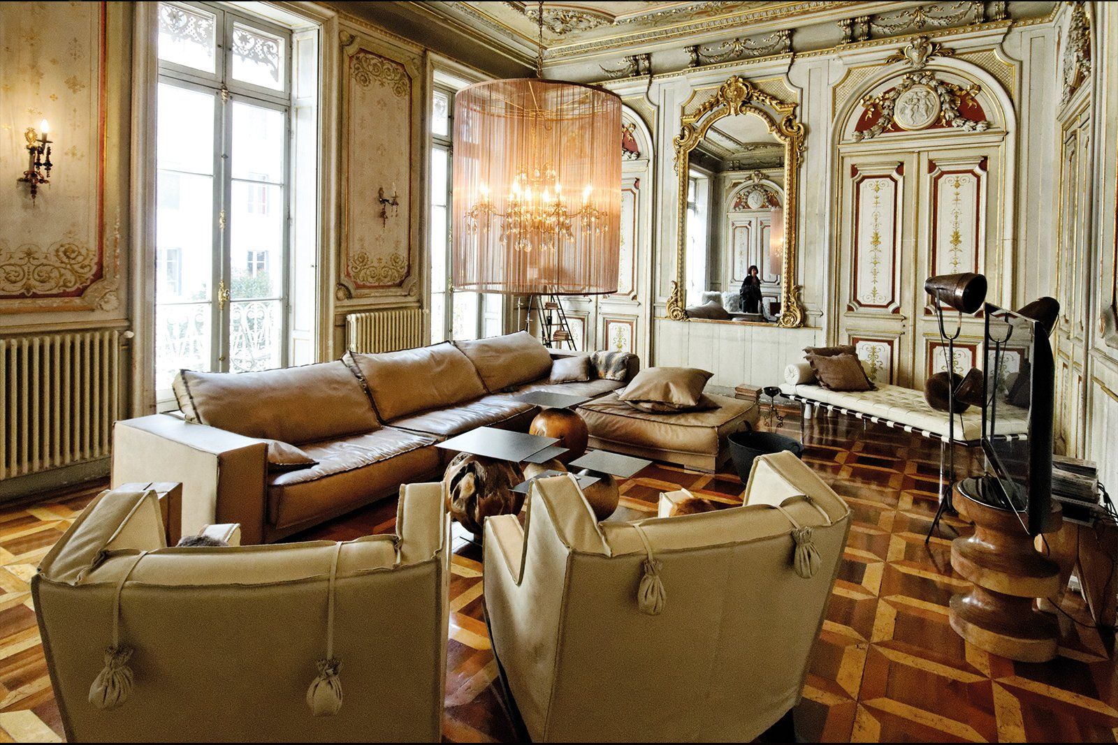 Un salon avec un grand canapé et des chaises