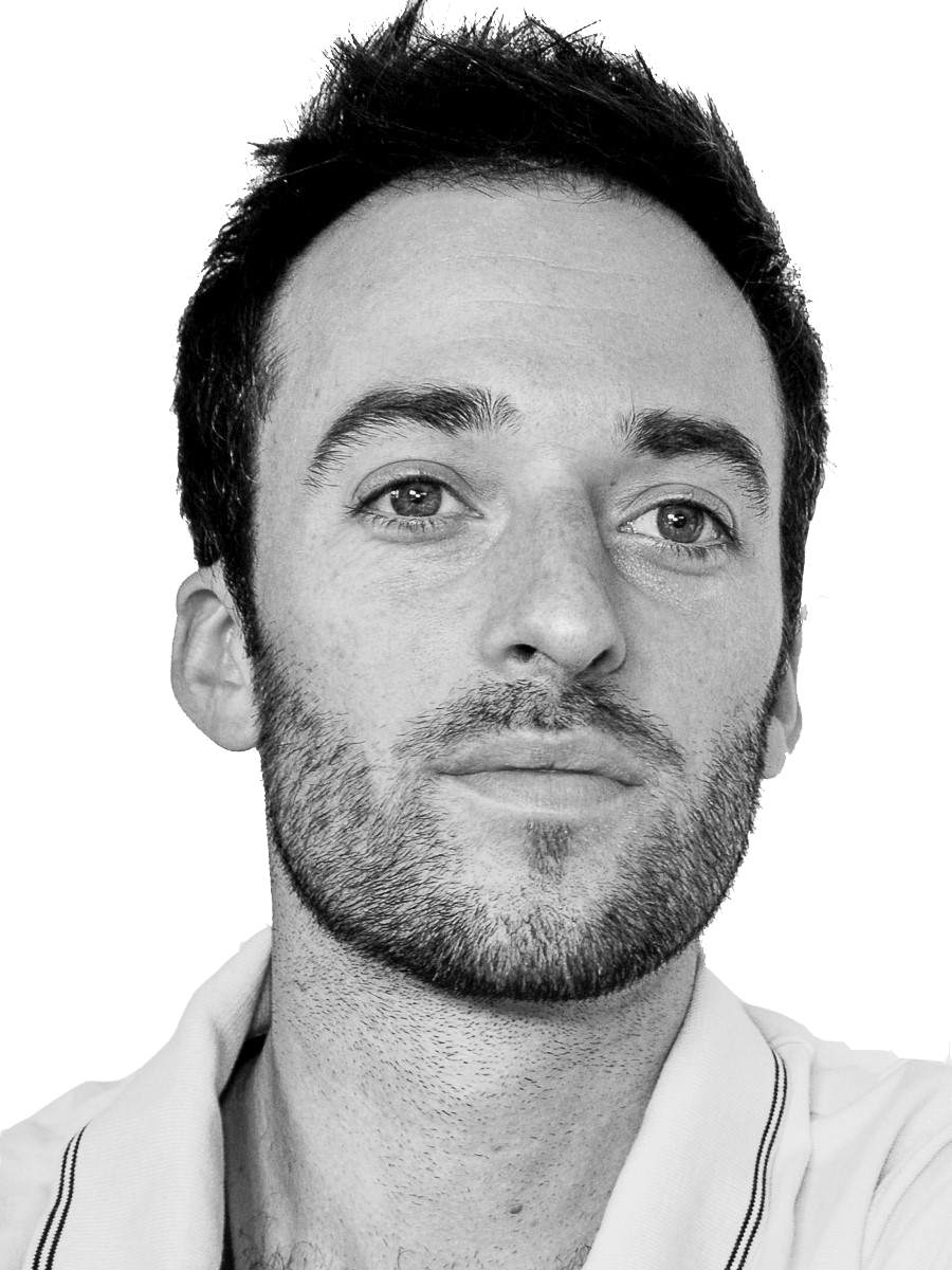 Une photo en noir et blanc d'un homme avec une barbe