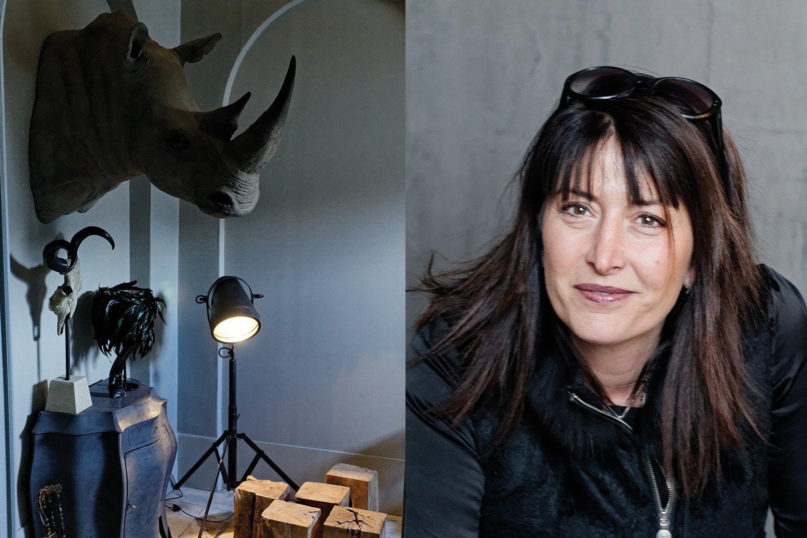 Une femme se tient devant une tête de rhinocéros et une lampe.