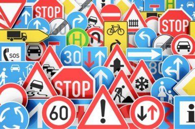 Een stapel met diverse verkeersborden, waaronder stopborden,