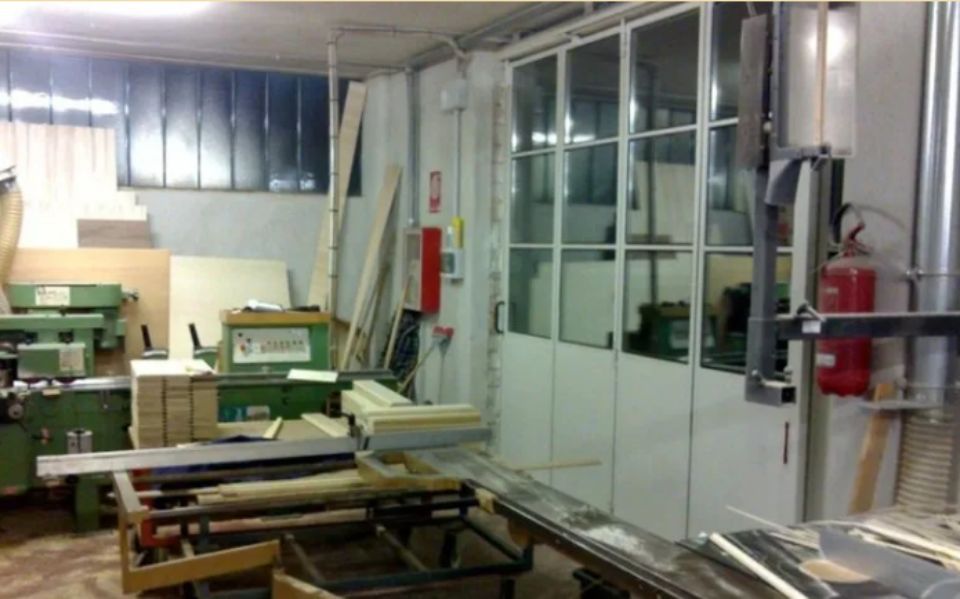 interni del laboratorio di infissi