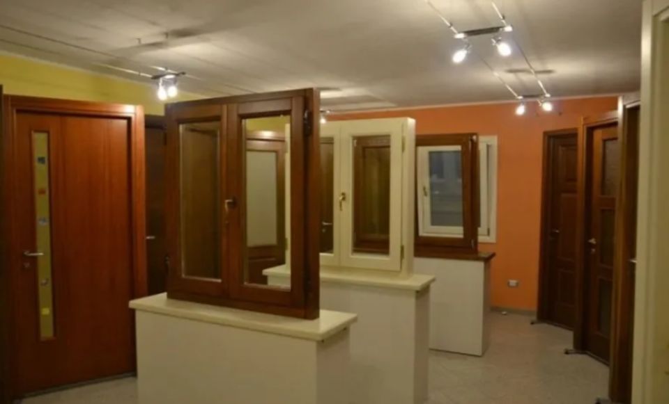 finestre in legno in esposizione