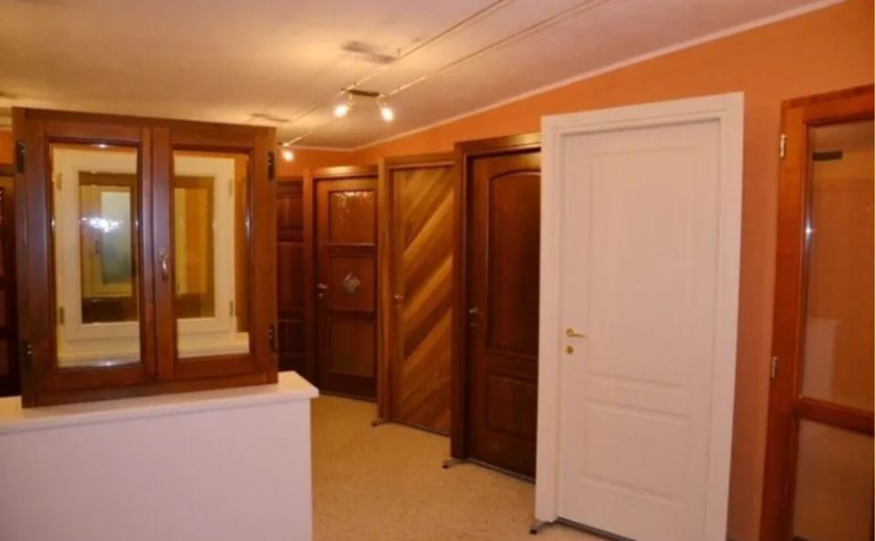esposizione porte in legno