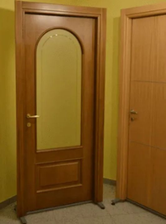 porta in legno con sezione in vetro
