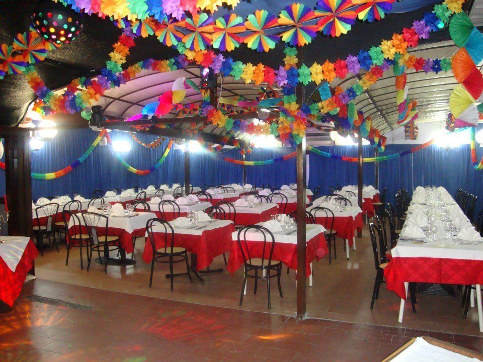 Interno del ristorante allestito per una festa