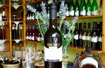 Eine Flasche Kircher Wein steht auf einem Tisch