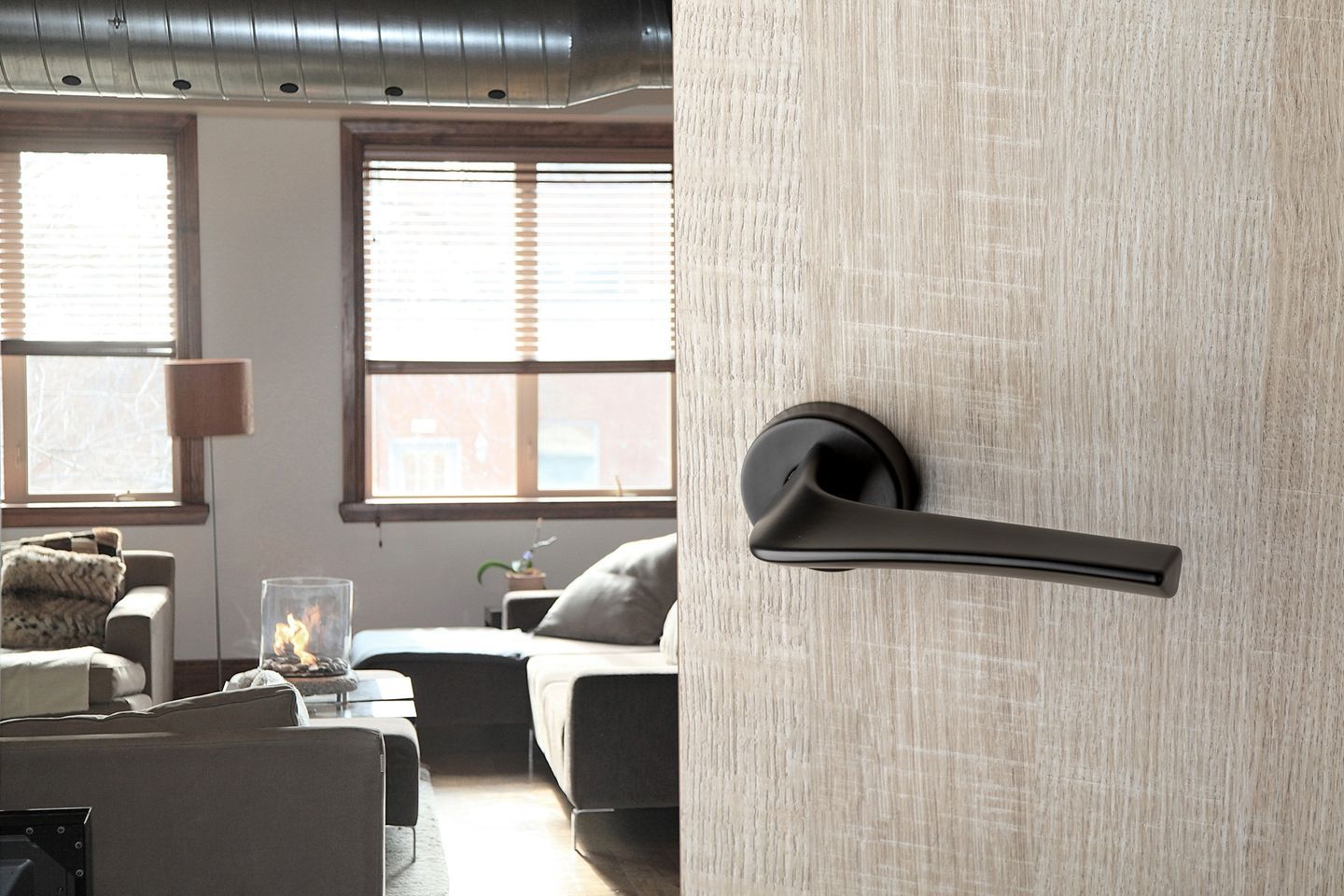 porta interna con maniglia nera lucida