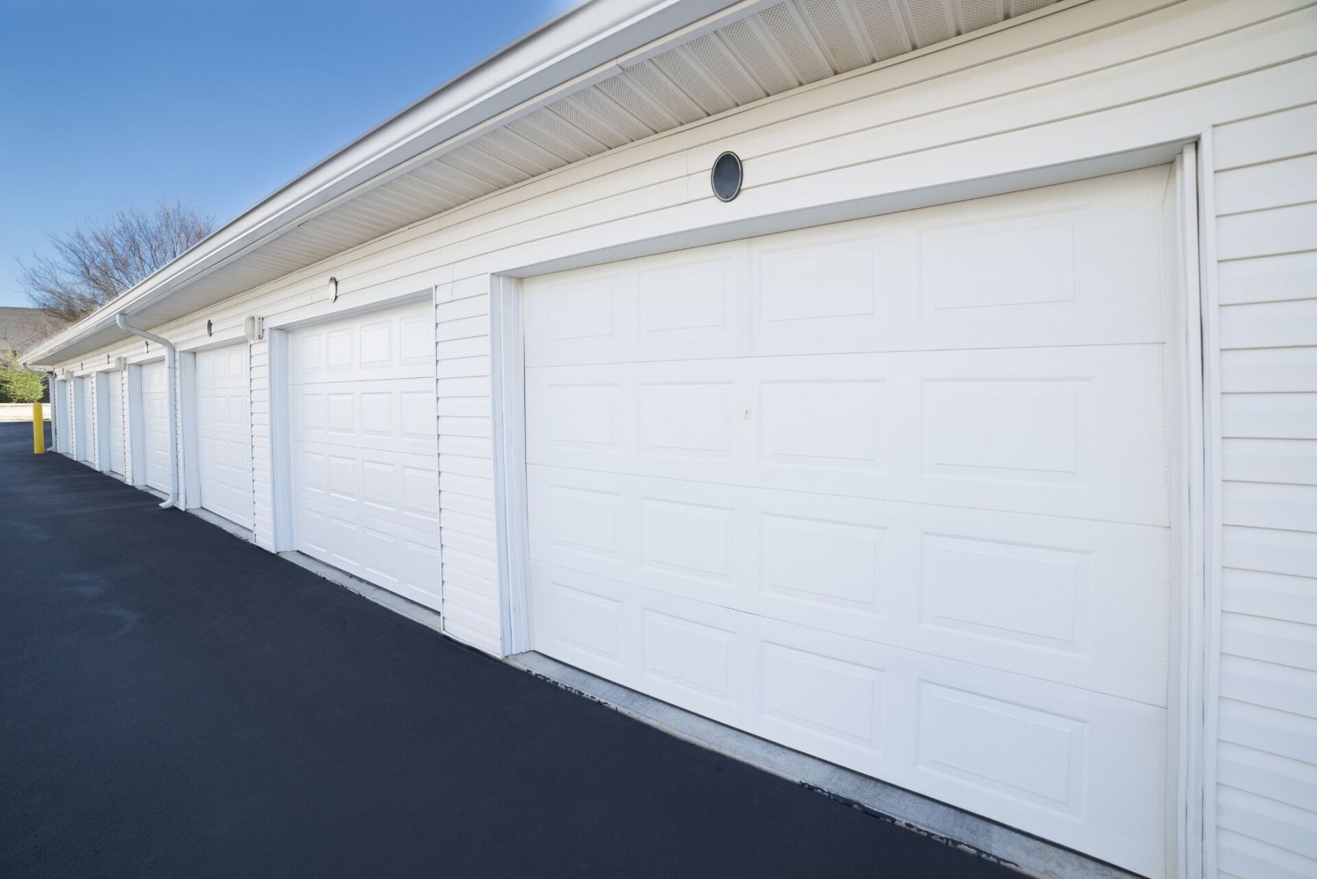 garage con porte bianche