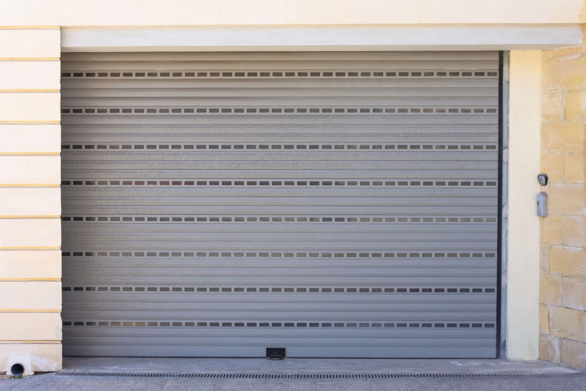 garage con porta basculante grigia