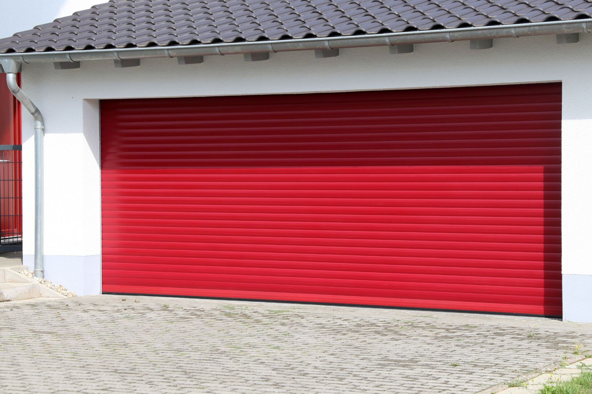 garage con porta rossa