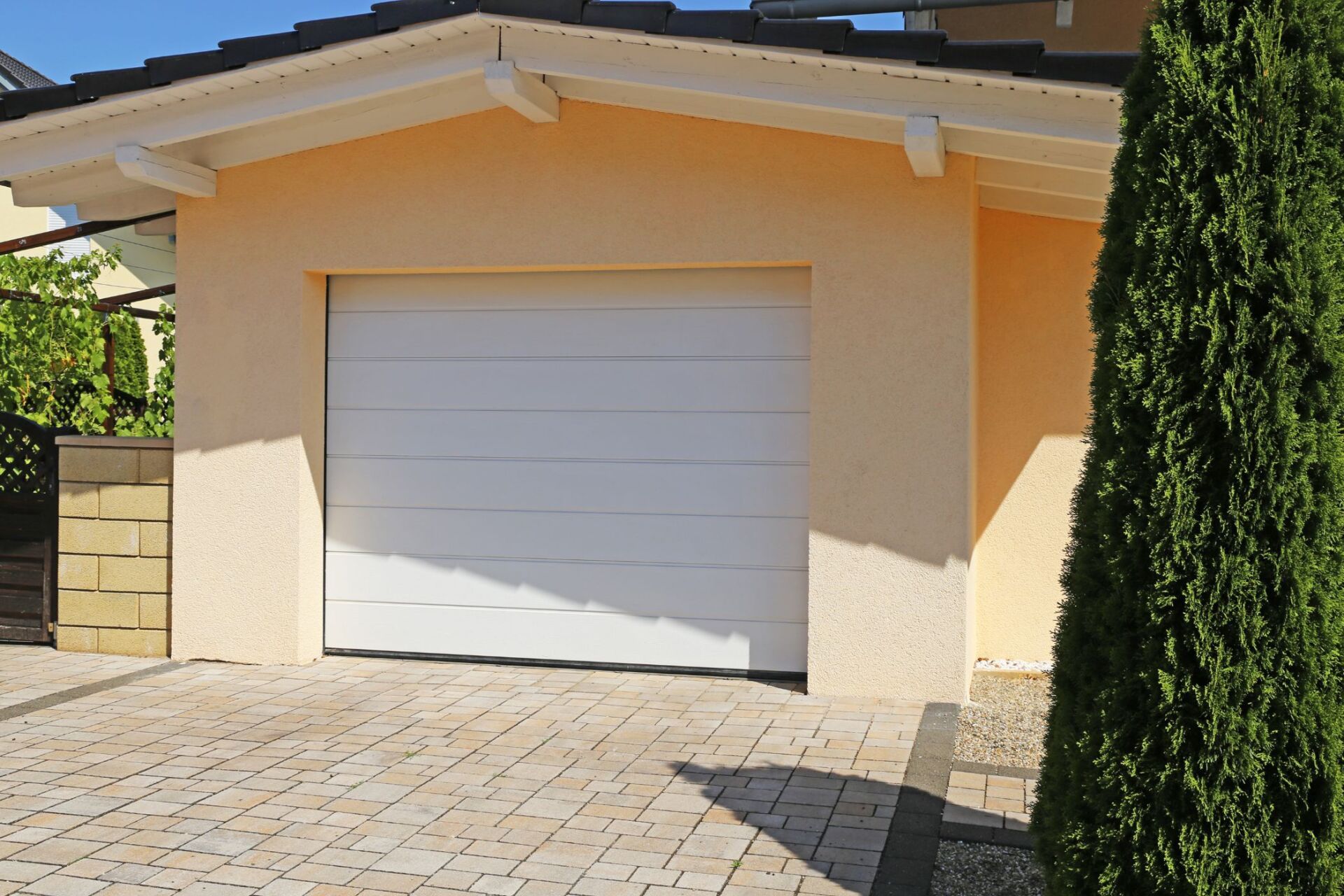 garage con porta biancha