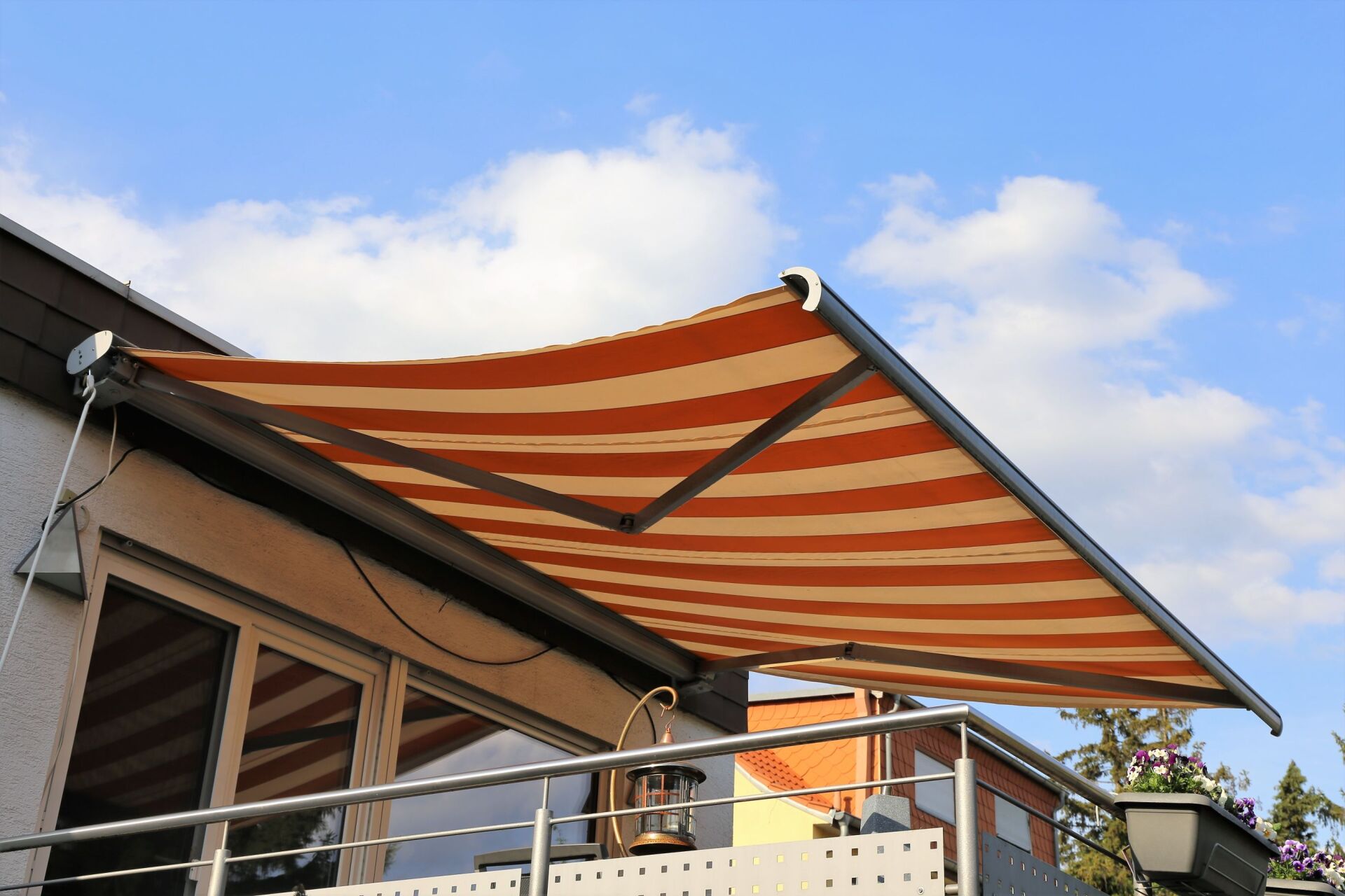 tenda da sole a bracci estensibili in un terrazzo