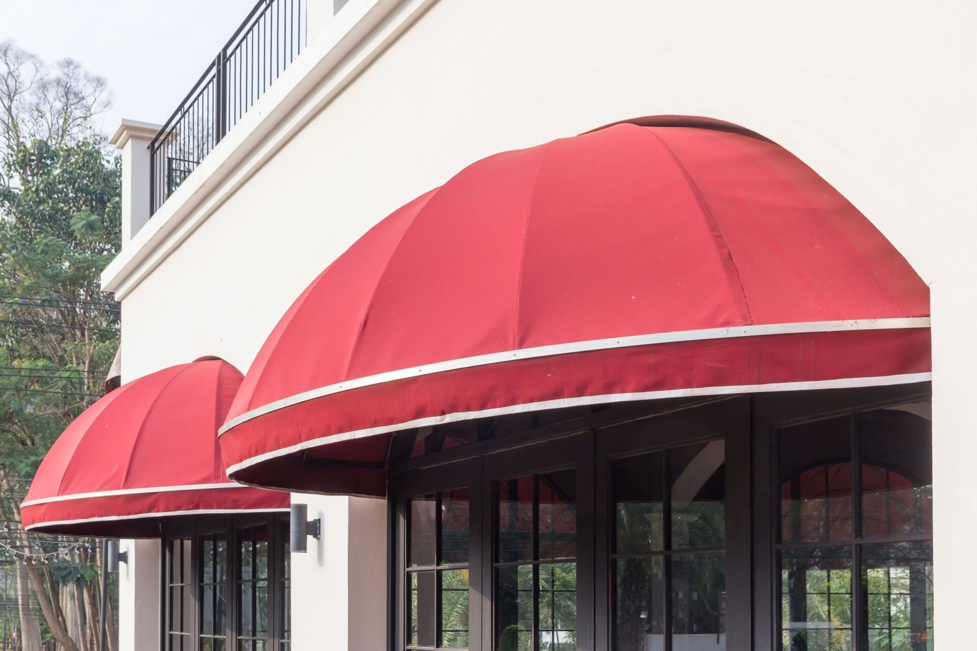 tenda a cappottina rossa con strisce bianche
