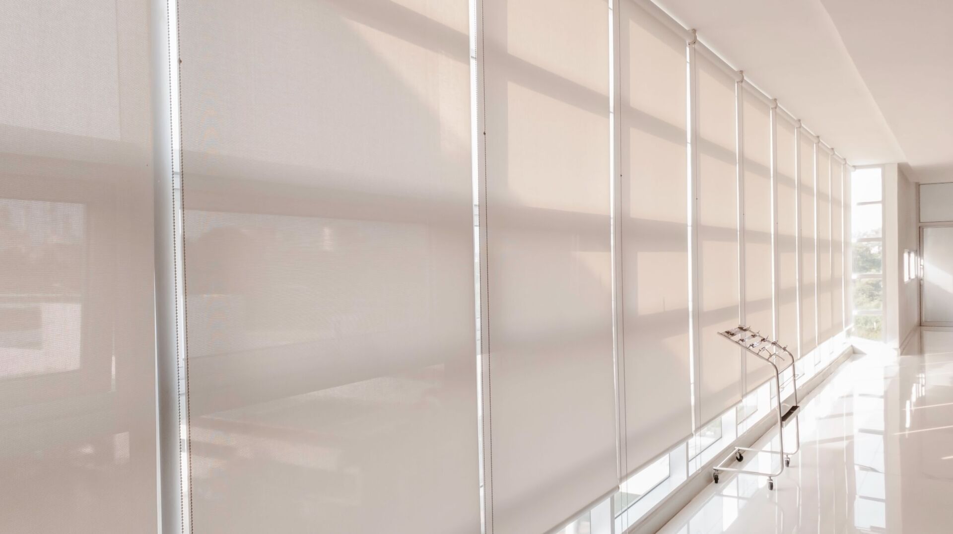 corridoio con tende tecniche beige
