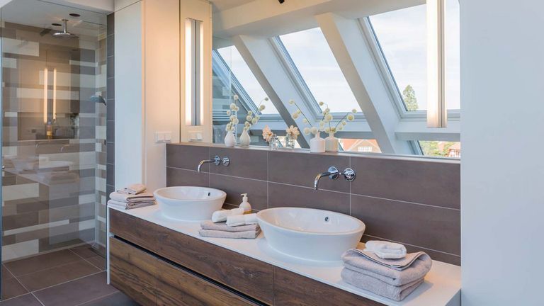 bagno con finestre sottotetto