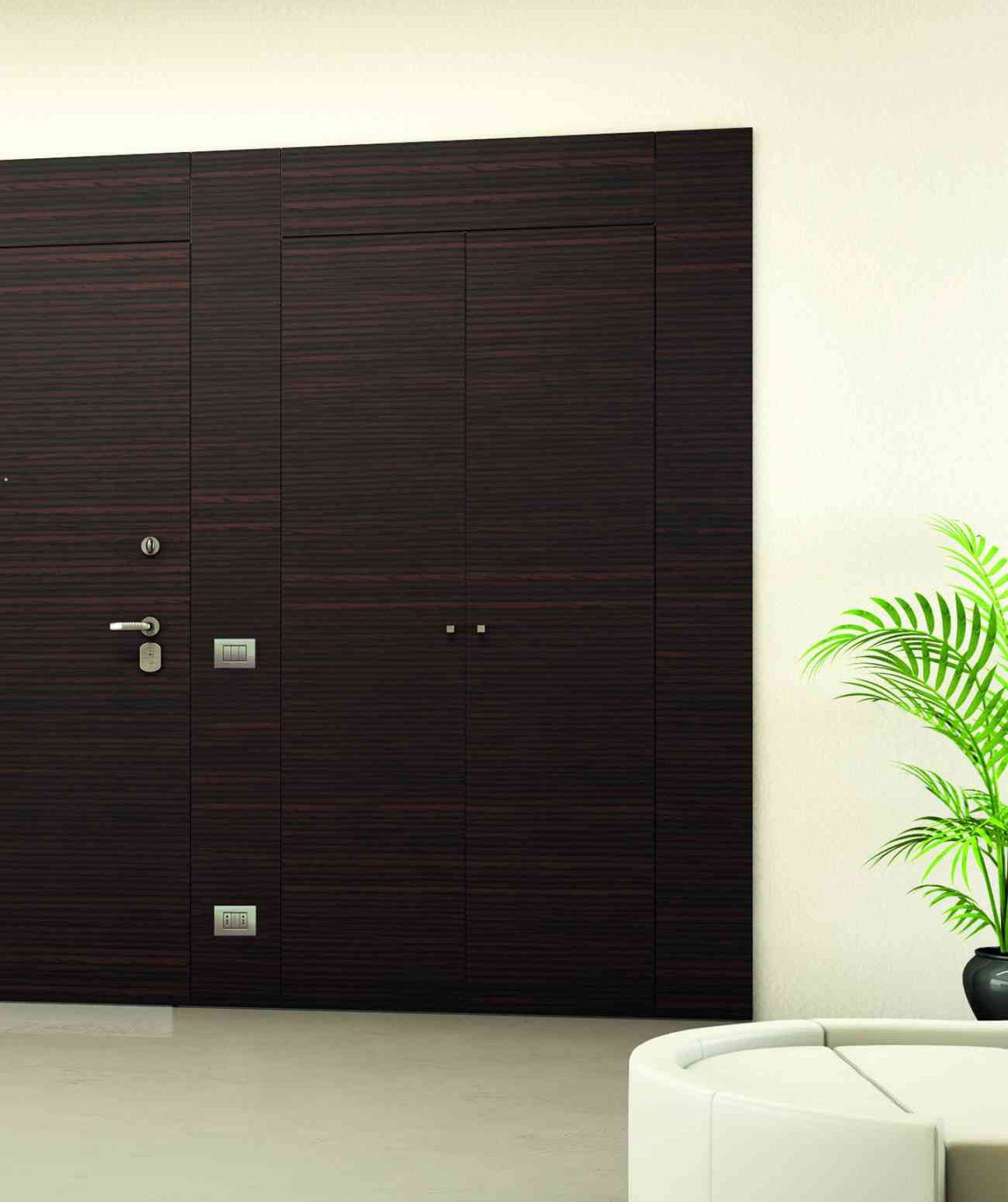 porta blindata filo muro in legno scuro