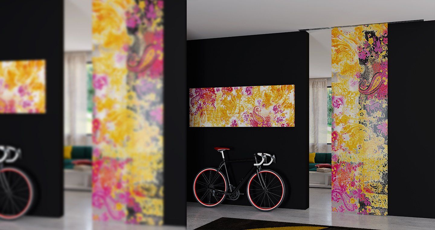 porta interna scorrevole con decorazione floreale colorata