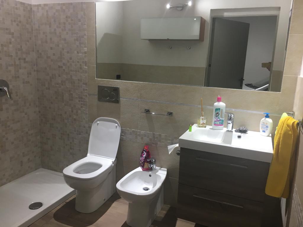 Un bagno con wc, bidet, lavandino e doccia.