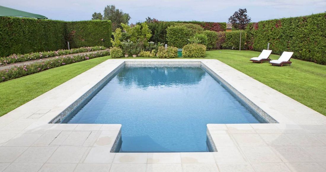 piscina privata con ingresso centrale