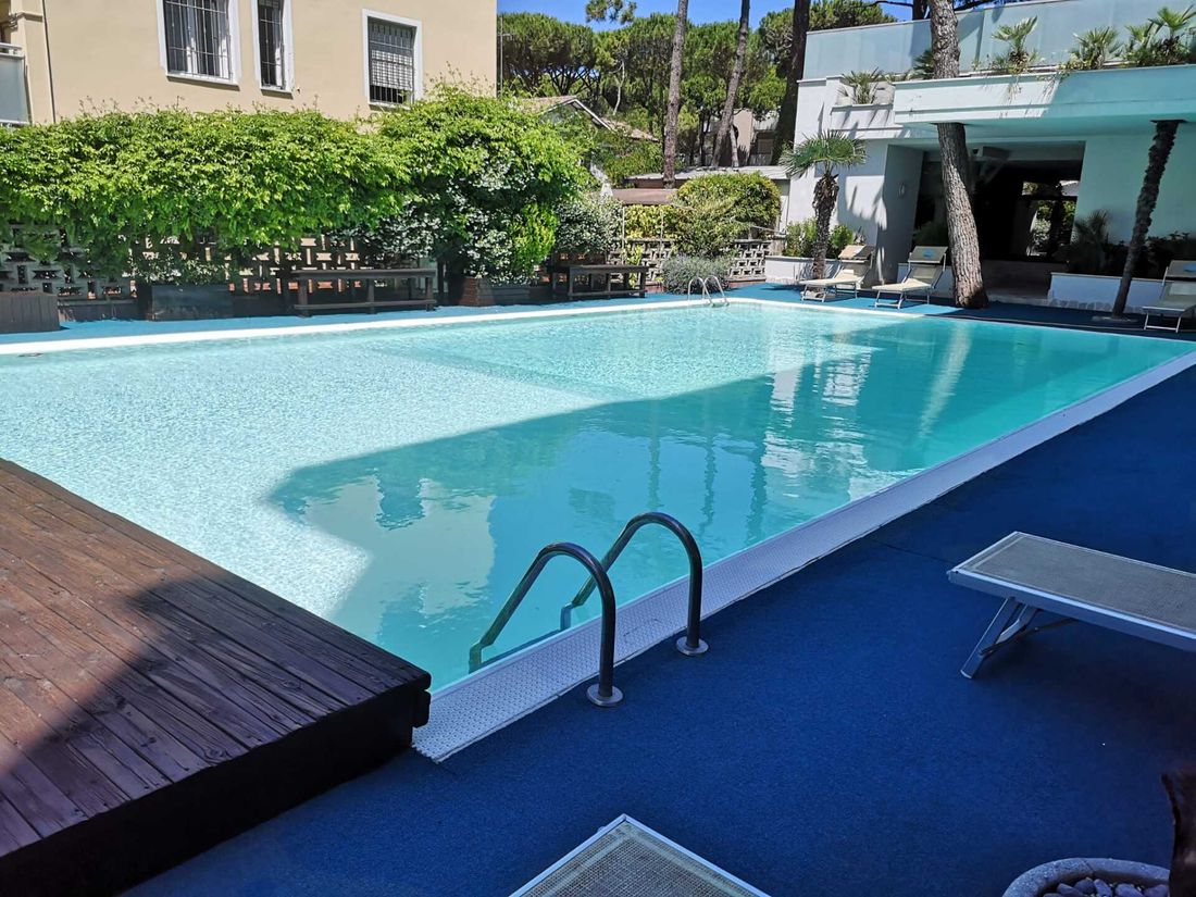 piscina con scaletta in acciaio