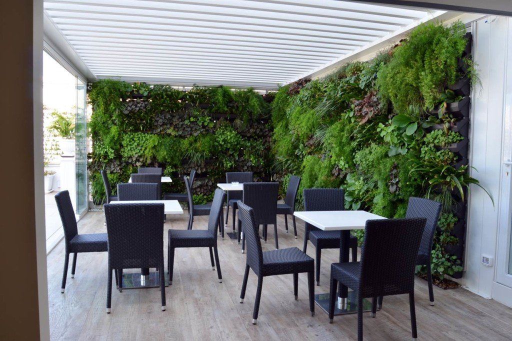 chaises et tables de jardin sur le toit
