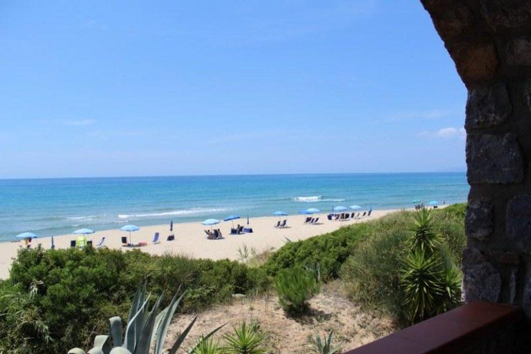 La spiaggia privata del residence