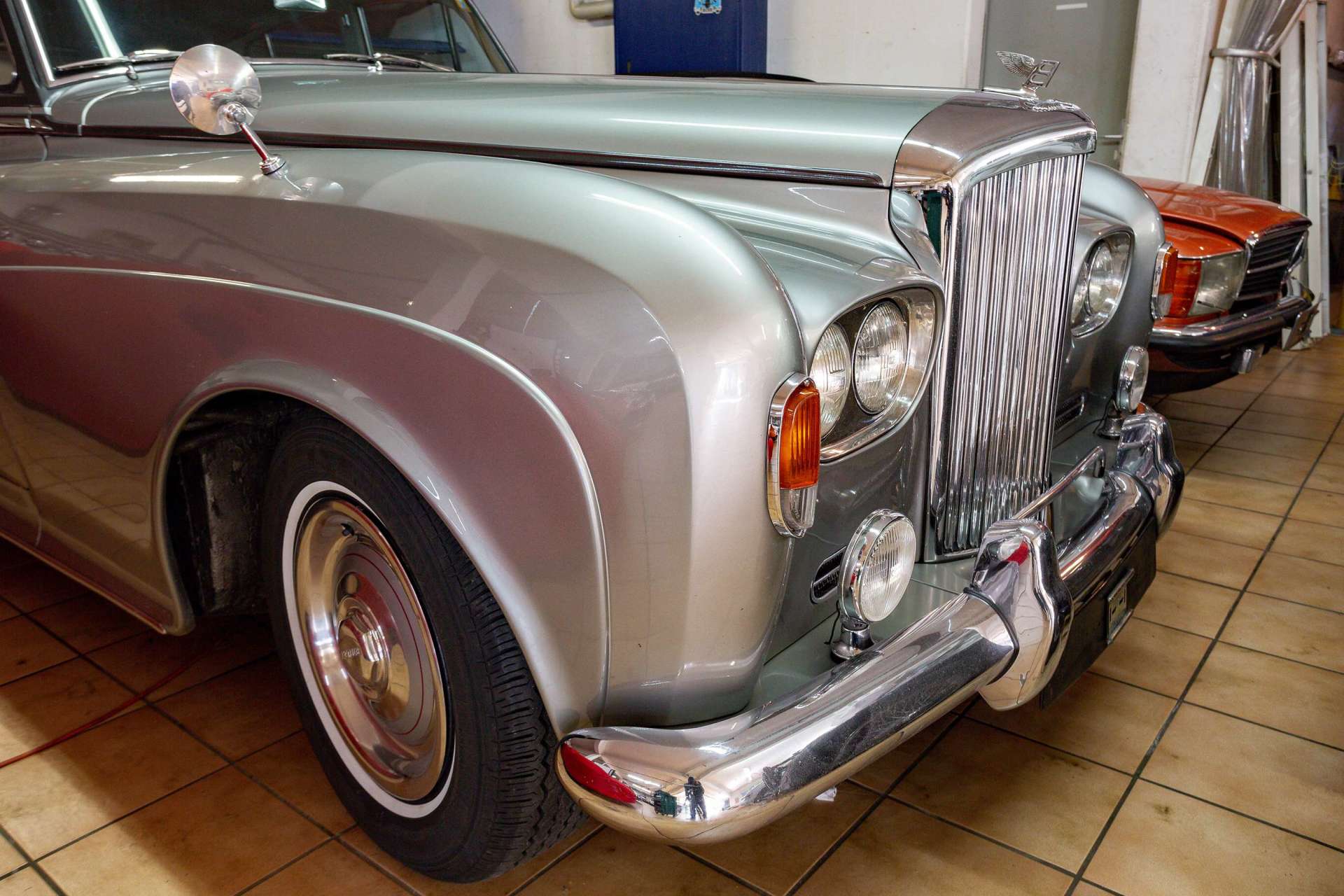 Gros plan sur l'avant d'une ancienne voiture