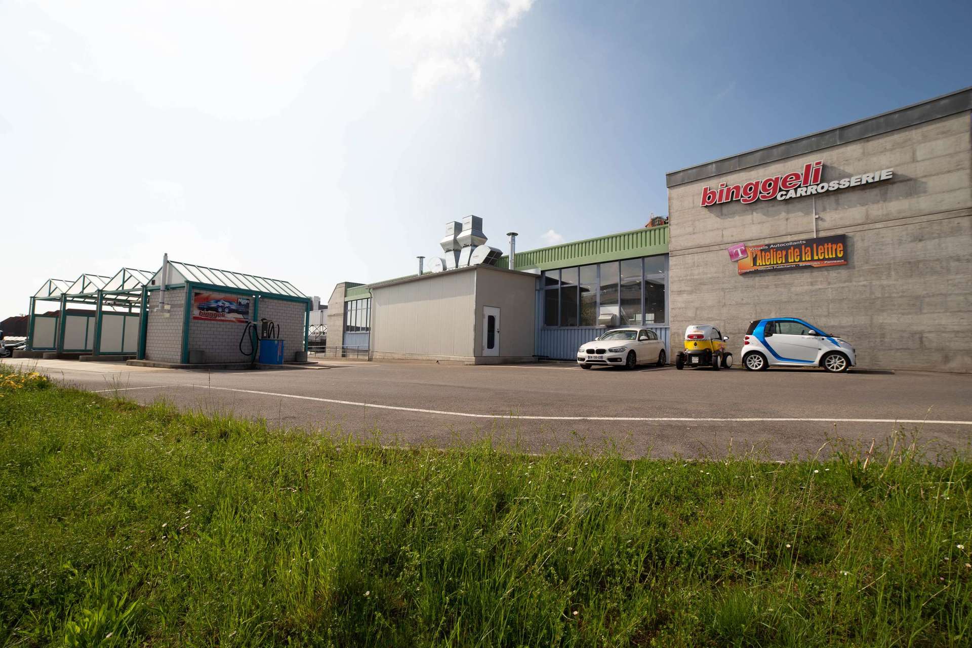 La carrosserie Binggeli de Nyon vu de l'extérieur avec sa station de lavage