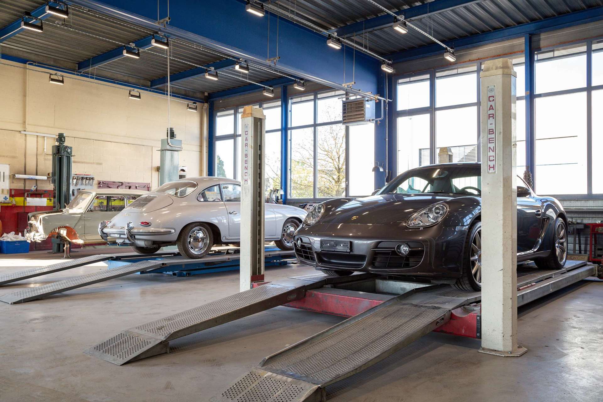 Deux voitures Porsche chacune sur une rampe