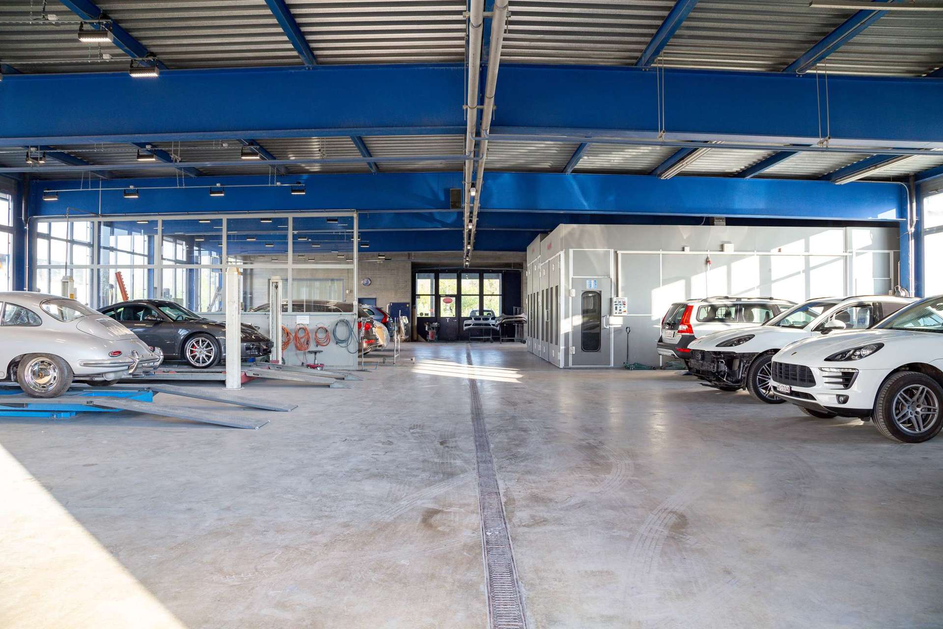 Plusieurs voitures dans le garage de la carrosserie Binggeli