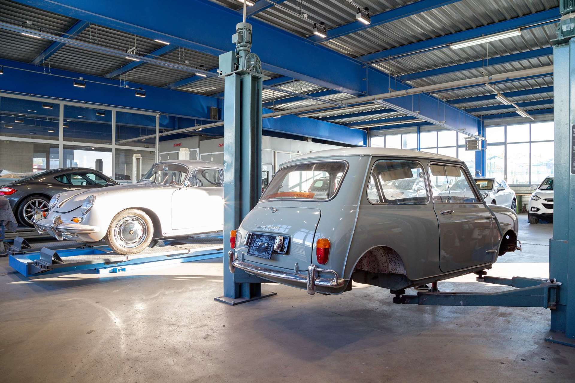 Plusieurs voitures en cours de restauration dans la carrosserie Binggeli