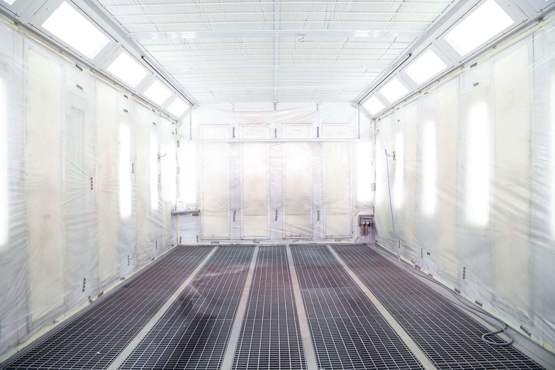 Intérieur d'une cabine de gyclage vide