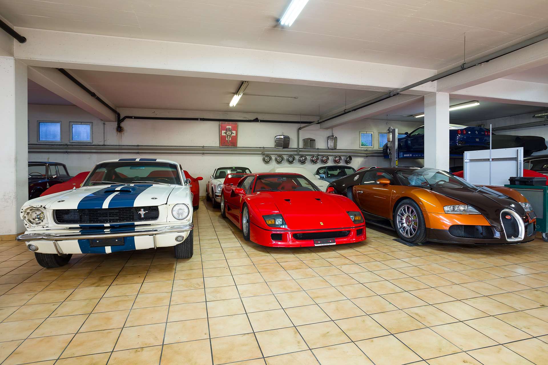 Plusieurs voitures de la marque Bugatti et Ferrari