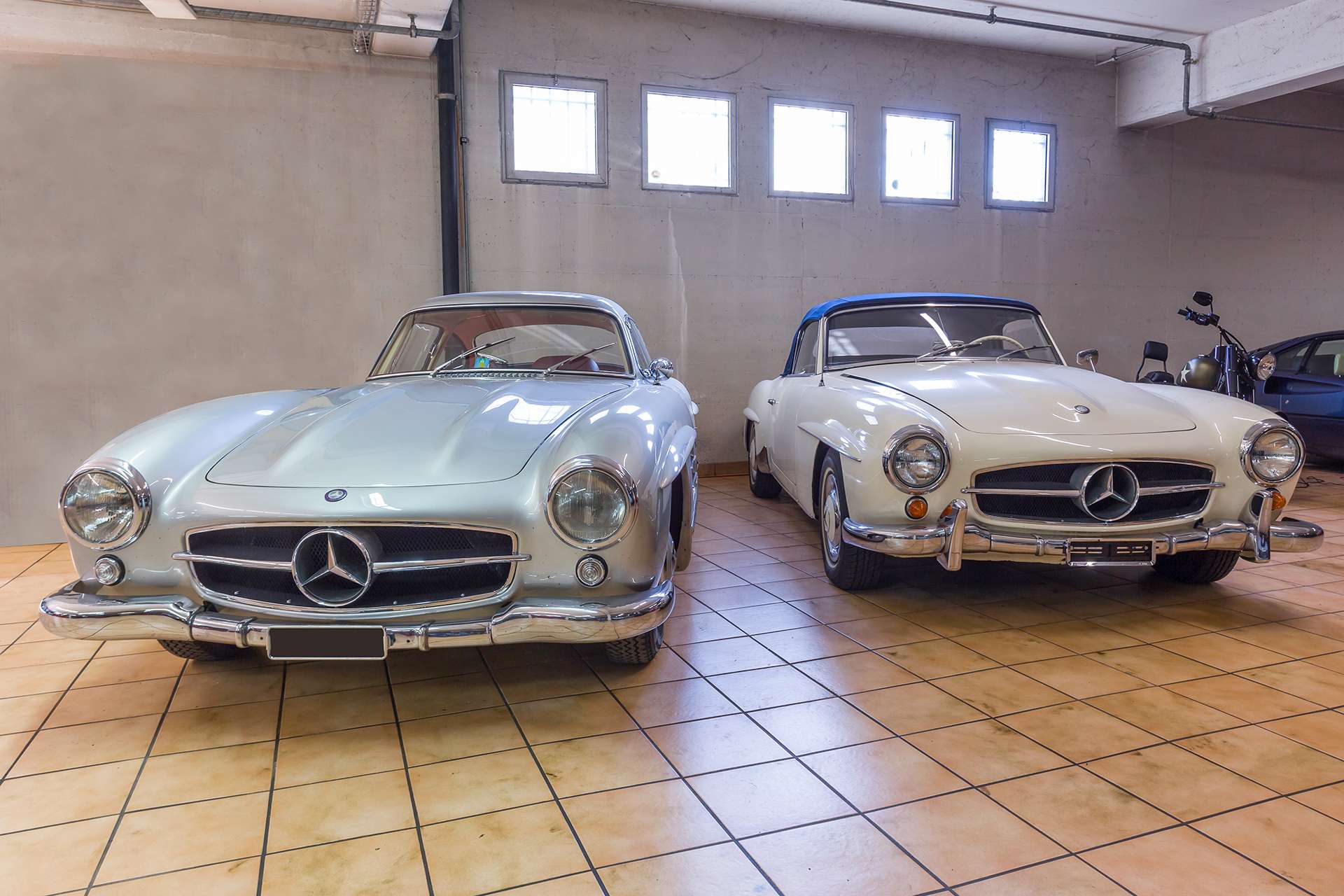 Deux anciennes voitures Mercedes-Benz