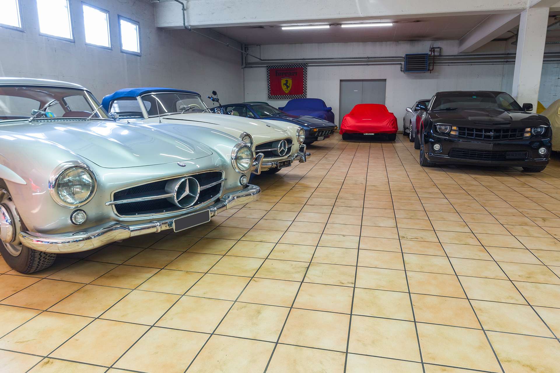 Plusieurs voitures de la marque Ferrari, Mercedes-Benz et Chevrolet