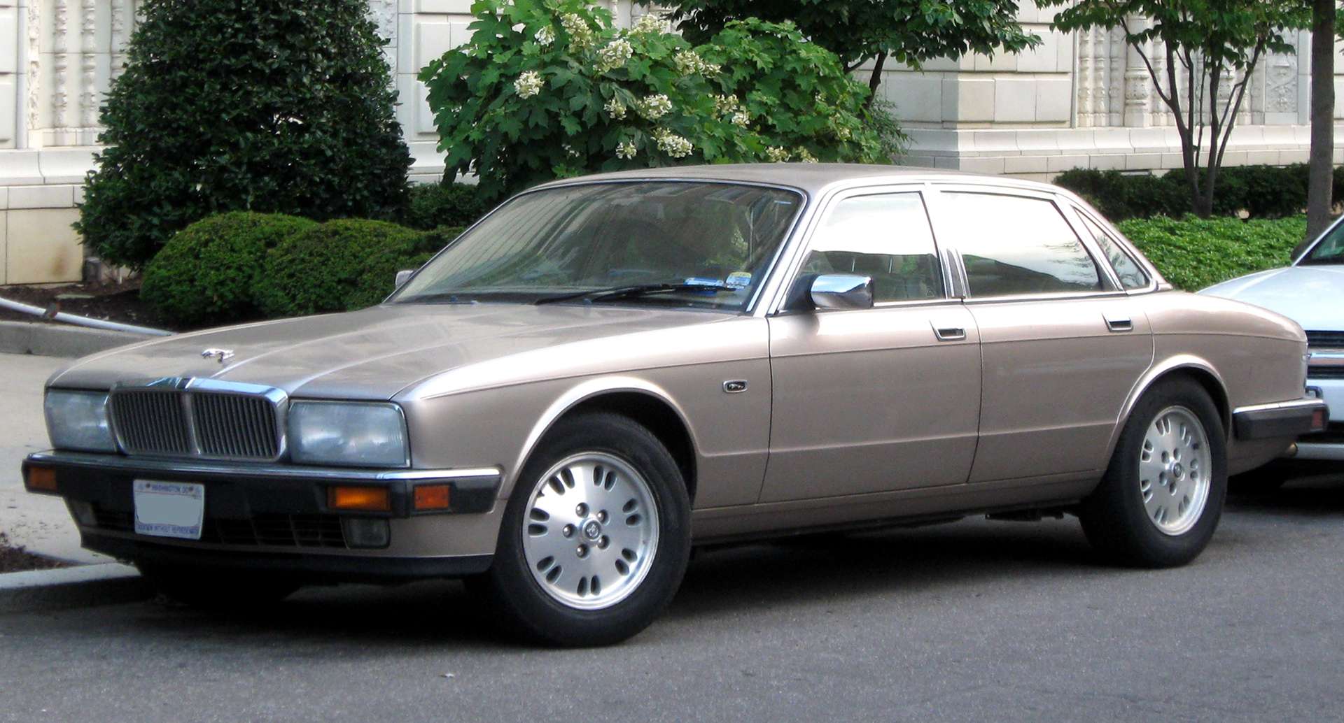 Voiture ancienne grise garée