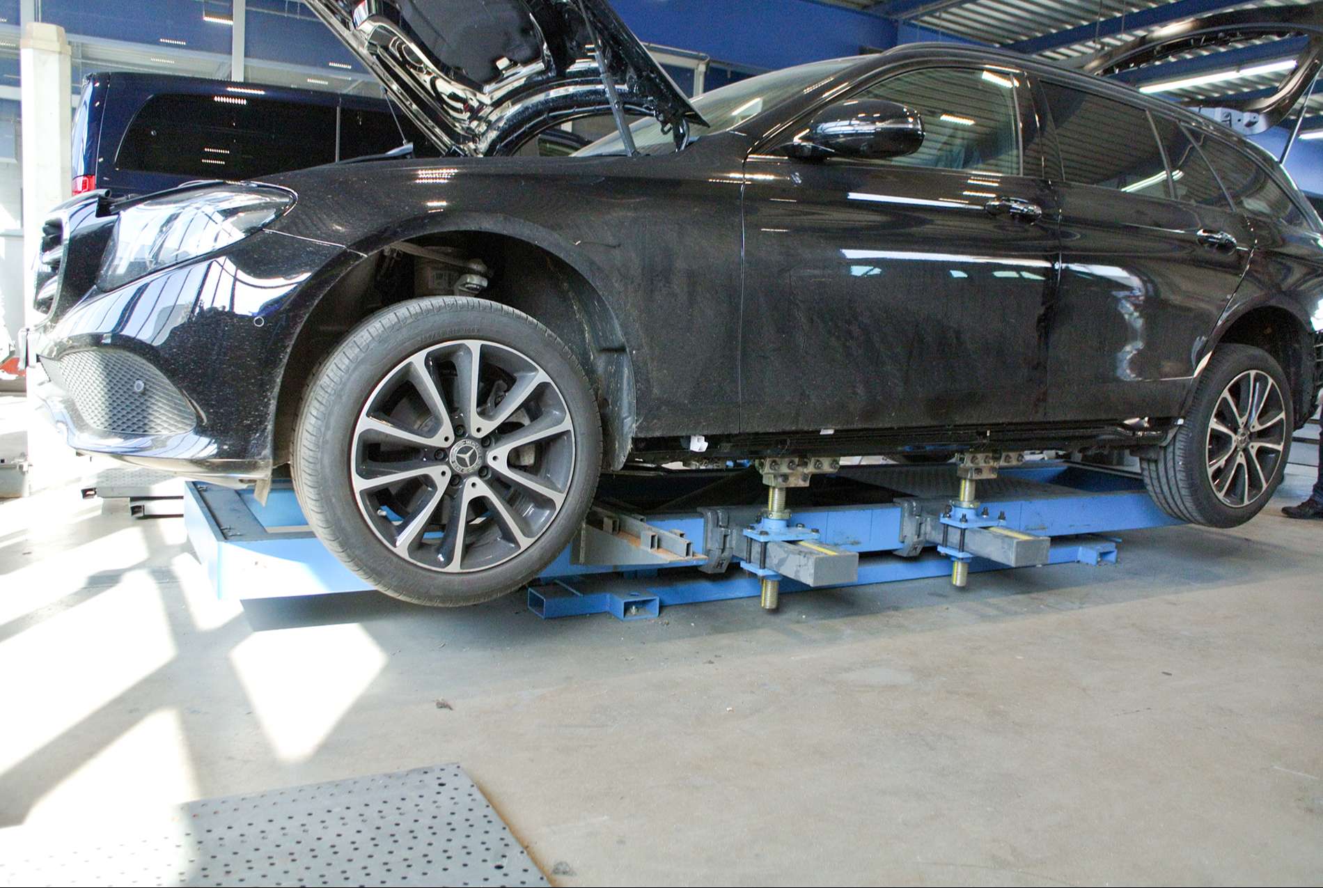 SUV Mercedes-Benz noir sur un banc de redressage