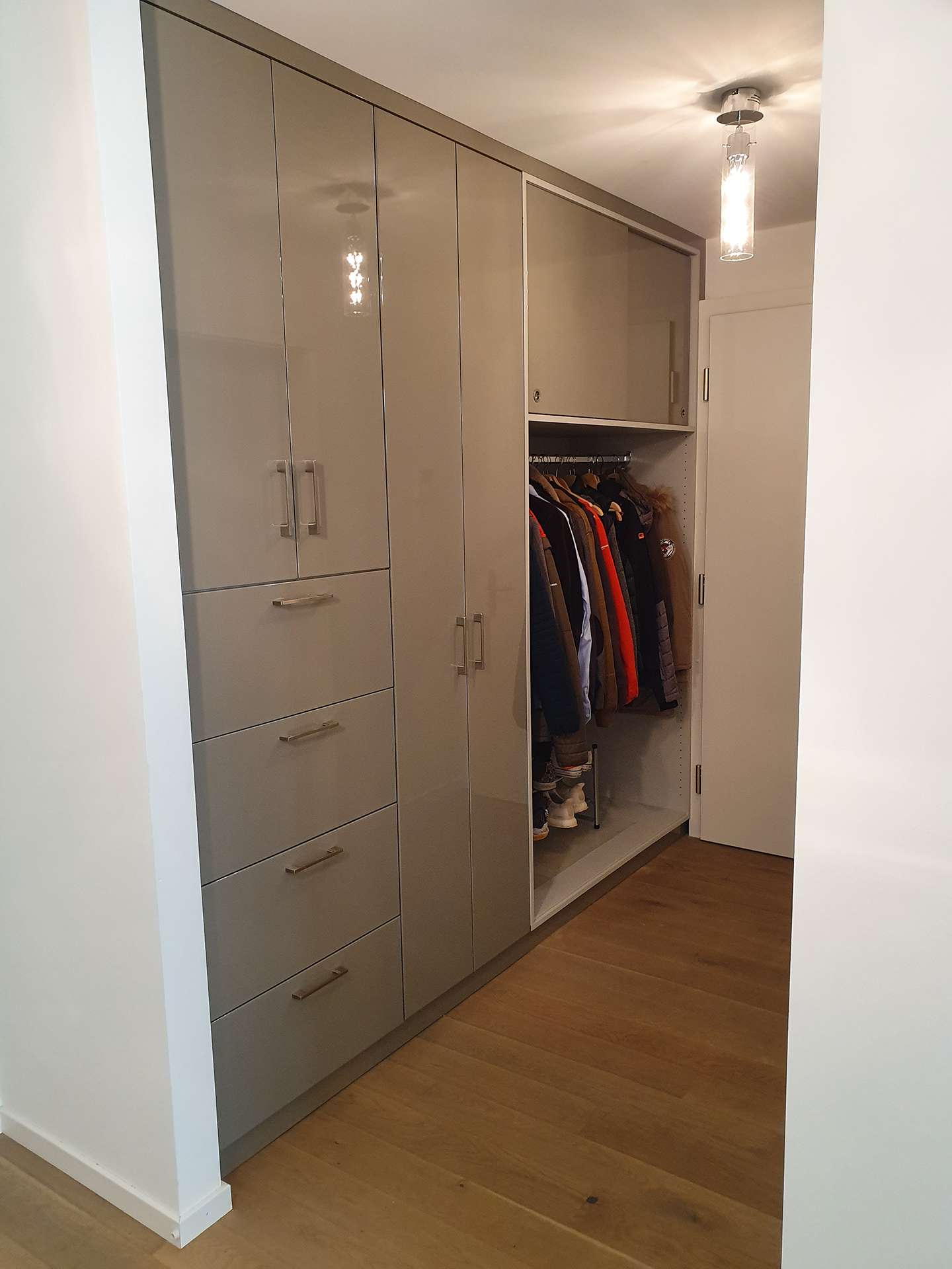 Armoire grise