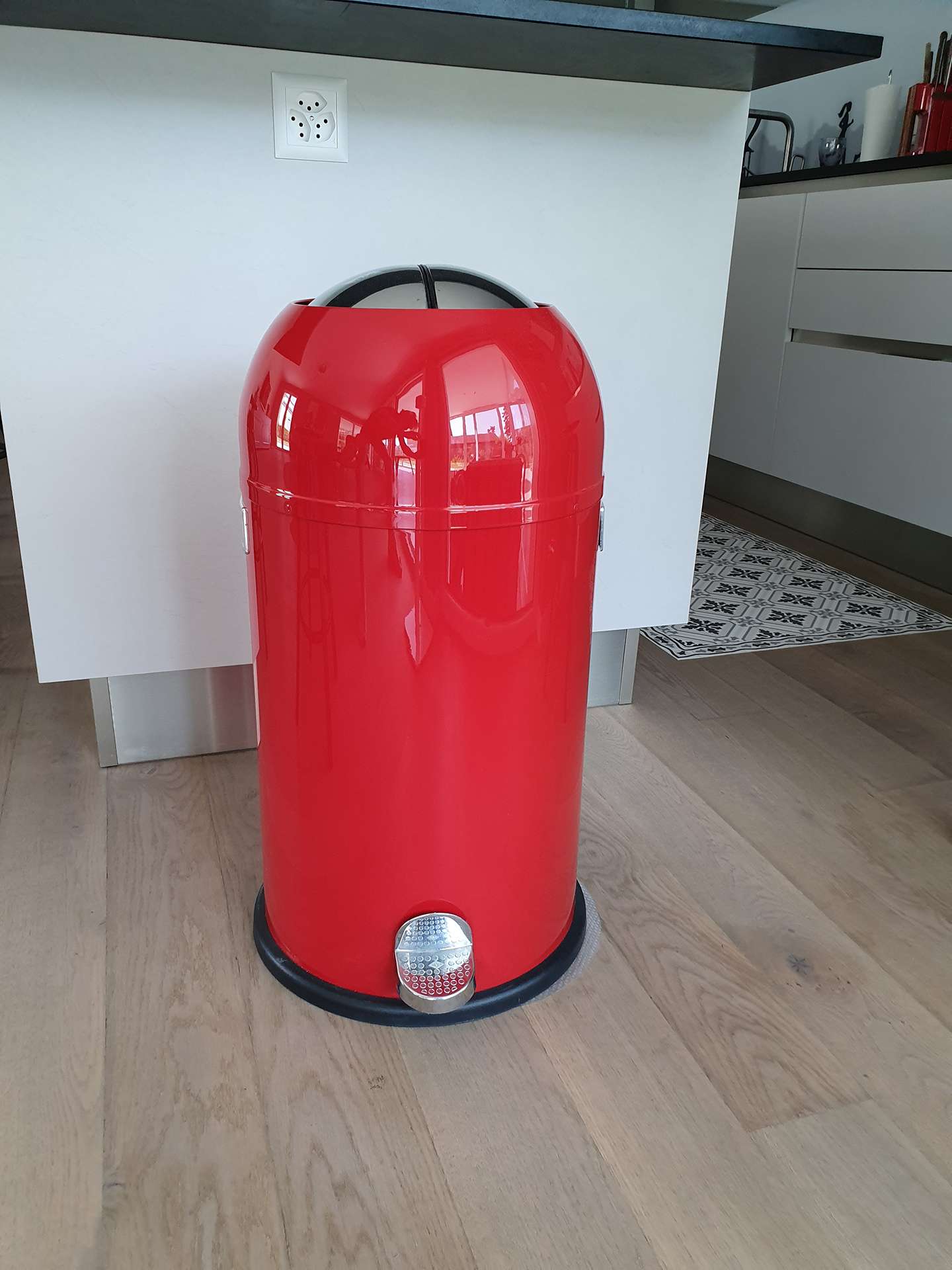 Petite poubelle rouge