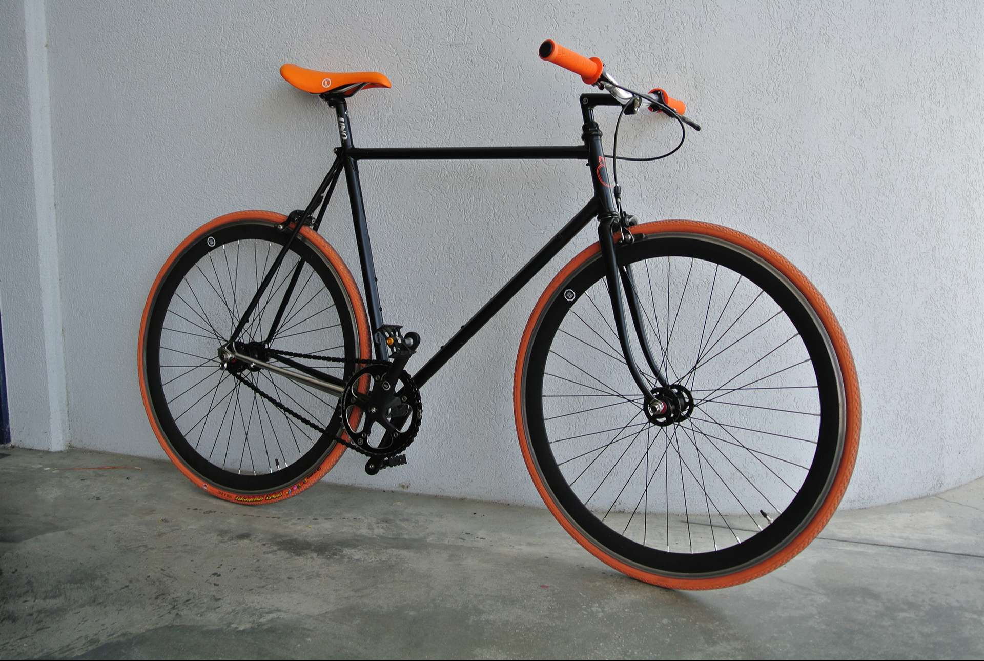 Vélo noir et orange