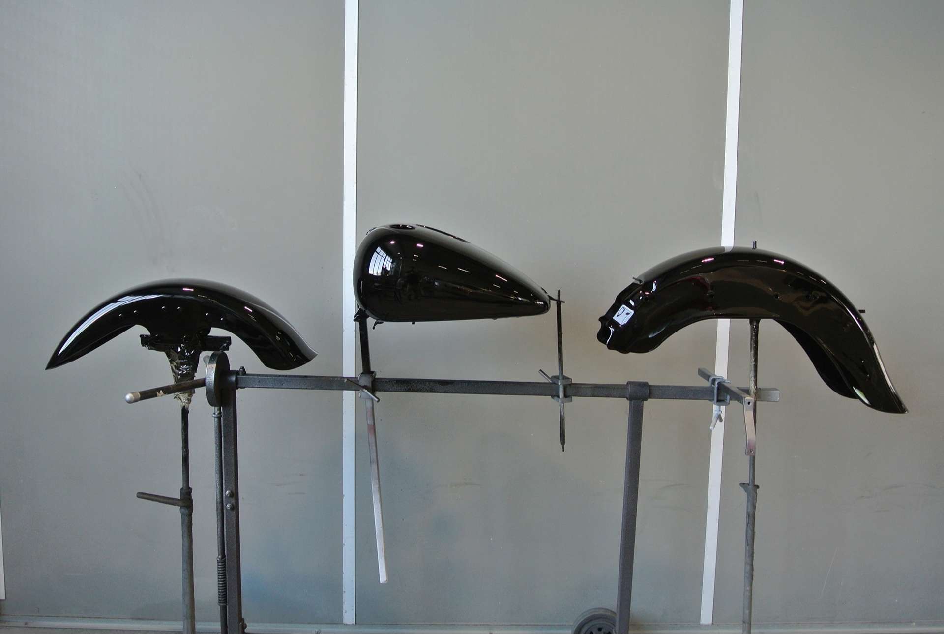 Garde-boue avant et arrière et réservoir noir d'une moto