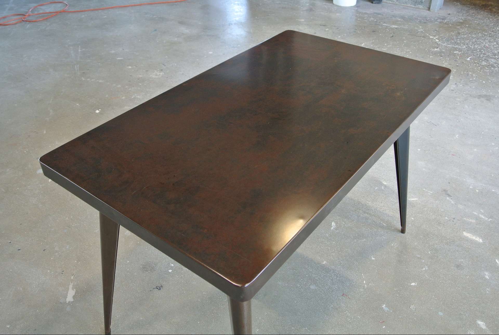 Gros plan sur une table marron restaurée
